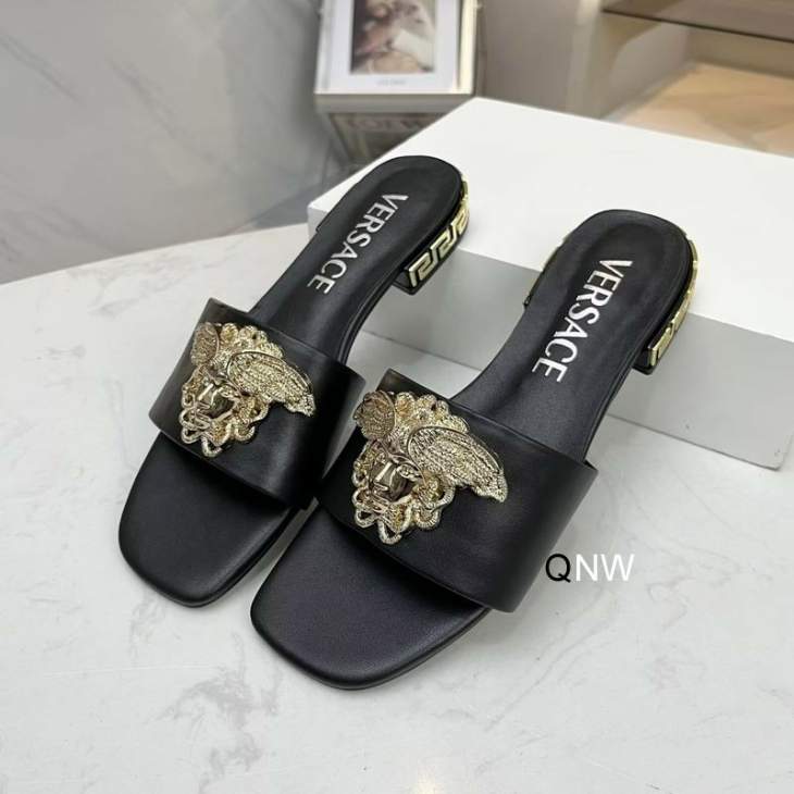 Picture of Versace Slippers _SKUVersacesz35-40WN050141
